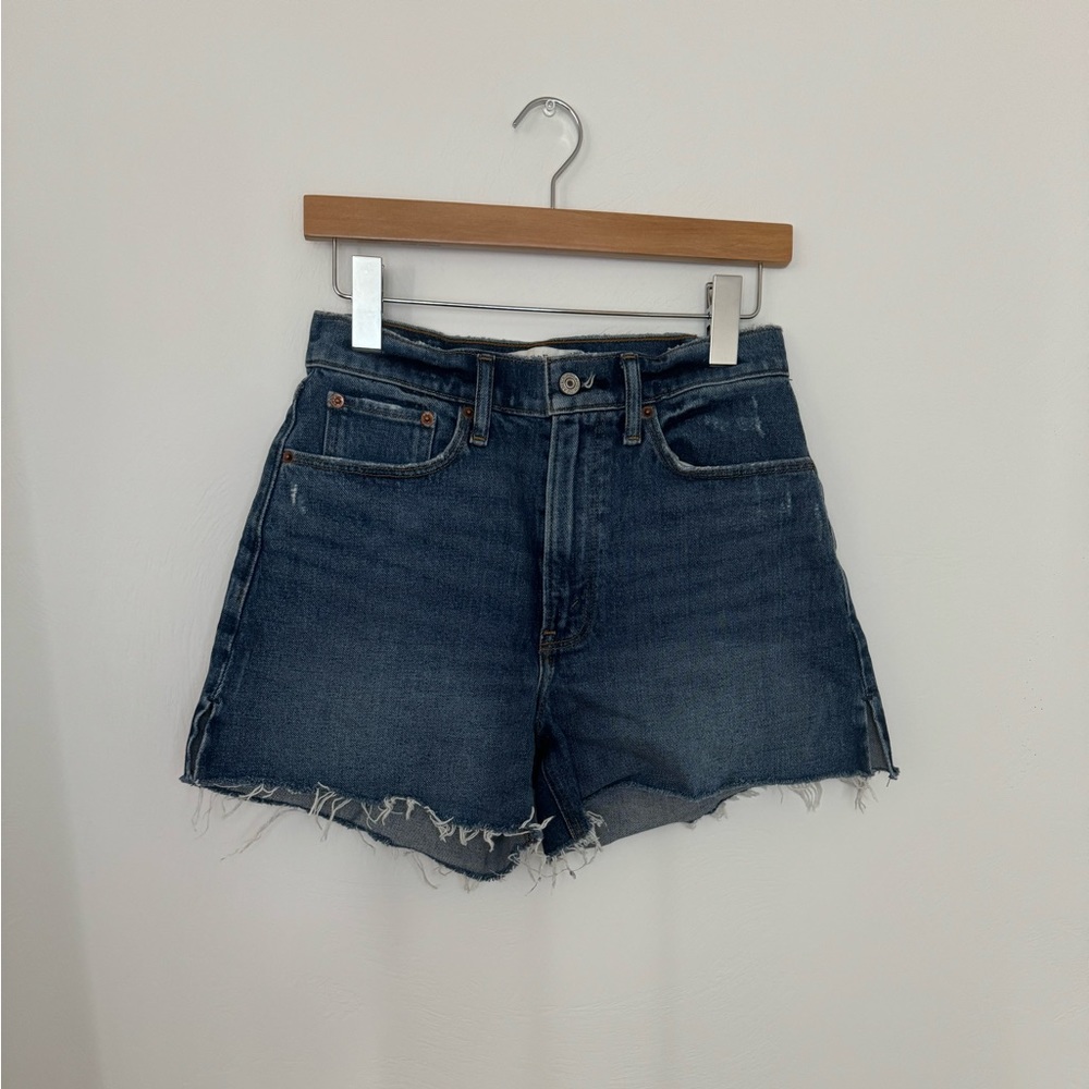 Women’s Abercrombie Shorts Size 26/2 Curve Love High Rise 4 in. Mom Shorts.